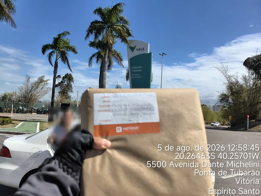 Entrega de encomenda a cliente na portaria da Vale, Unidade Tubarão, Vitória ES
